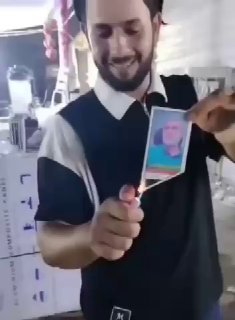 المدعو محمد علوان فليح احد المرتزقة المدفوعين لاثارة الفتن يحرق صورة الشهيد ابو …