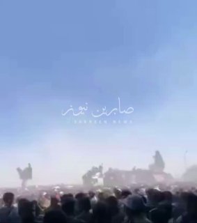 بالفيديو يدفع الجوع الآلاف من سكان غزة نحو إحدى شاحنات المساعدات، ويعتبرونها ال…