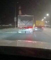 بالفيديو في استهتار واضح مركبات تحمل مواد بناء وبلا ارقام تقطع الشارع بهذه الطري…