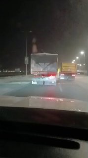 بالفيديو في استهتار واضح مركبات تحمل مواد بناء وبلا ارقام تقطع الشارع بهذه الطري…