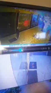 بالفيديولحظة محاولة النساء المصلاويات احراق أوراق داخل محل ملابس بمبنى المظهر بم…