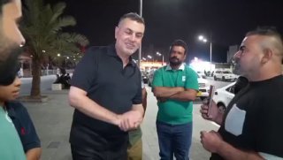 محافظ البصرة أسعد العيداني يتهجم على مواطن بصري بسبب سؤاله للعيداني ماذا قدمت وف…