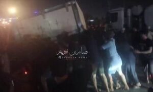 الغيرة العراقية بأجمل صورةبالفيديو… انقلبت عجلة حمل في محافظة البصرة قرب السجن ا…