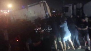 الغيرة العراقية بأجمل صورةبالفيديو… انقلبت عجلة حمل في محافظة البصرة قرب السجن ا…