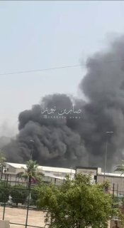 تحديث | توثيق مباشراستمرار ارتفاع عمود الدخان بشكل كثيف مع كبر مساحة الحريق بمخز…