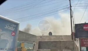 اندلاع حريق في مخازن تجارية في  منطقة النهضة وسط العاصمة بغداد وفرق الإطفاء تكاف…