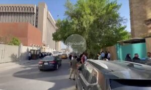 متابعات | بالفيديو تظاهرة شريحة طلبة الدراسات العليا امام وزارة التعليم بالعاصمة…