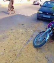 بالفيديو عصابات الجولاني التكفيرية بعدد لا يقل عن عشرين عنصر تتمكن من اسر مواطن …