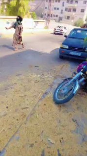 بالفيديو عصابات الجولاني التكفيرية بعدد لا يقل عن عشرين عنصر تتمكن من اسر مواطن …