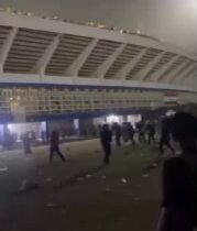 وصول افواج مكافحة الشغب الى ملعب الشعب لضبط الامن هناك بعد اعمال الشغب التي قام …