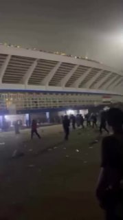 وصول افواج مكافحة الشغب الى ملعب الشعب لضبط الامن هناك بعد اعمال الشغب التي قام …