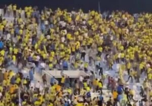 تحطيم مقاعد الجلوس بملعب الشعب الدولي ببغداد بعد اندلاع اشتباكات بين جماهير فريق…
