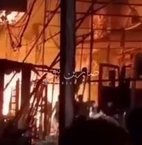 تحديثفرق الدفاع المدني تعمل على اخماد الحريق الذي اندلع في شارع الرسول بمحافظة ا…