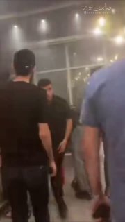 مقطع فيديو متداول يظهر بداية اندلاع الحريق وتصاعد الدخان في أحد طوابق مبنى هايبر…