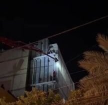 هكذا تم اجلاء العالقين من المبنى الذي اندلعت النيران فيه تم اجلاء الناس عبر بم خ…