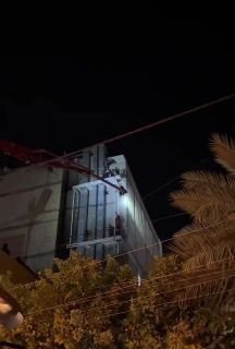 هكذا تم اجلاء العالقين من المبنى الذي اندلعت النيران فيه تم اجلاء الناس عبر بم خ…