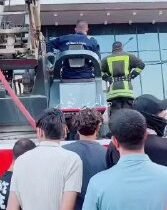 مباشر العثور على جثمان احد الضحايا داخل مبنى الهايبر ماركت الذي تعرض للاحتراق  ف…