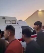 من امام الطب العدلي بمستشفى الزهراء التعليمي تجمع العشرات من اهالي ضحايا الحريق …