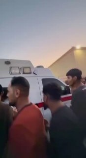 من امام الطب العدلي بمستشفى الزهراء التعليمي تجمع العشرات من اهالي ضحايا الحريق …