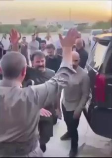 تحديثلحظة وصول خورشيد الهركية وهو يلوح لابناء عشيرة الهركية  “الحقوق تاخذ ولاتعط…