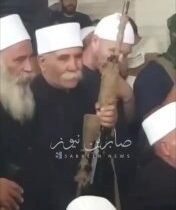 سوريا المحتلة: شيوخ ورجال القرى في الجبل يعلنون النفير العام ويحملون السلاح لموا…