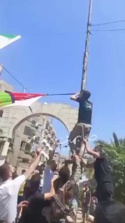 سوريا المحتلة: المتظاهرين في جرمانا  قاموا بانزال العلم السوري التابع لعصابات ال…