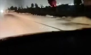 بالفيديوحريق كبير يلتهم معامل على طريق مخمور – اربيل شمال العراق….