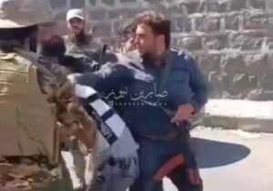 شاهدعلى بعد امتار من قصف اسرائيلي..عصابات الجولاني الارهابية الاموية تعتقل مدني …