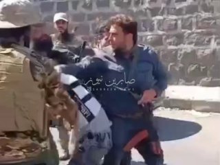 شاهدعلى بعد امتار من قصف اسرائيلي..عصابات الجولاني الارهابية الاموية تعتقل مدني …