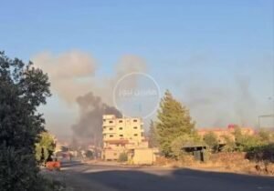 هجوم بطيران مسيّر لعصابات الجولاني الارهابية يستهدف أطراف بلدة المزرعة بريف ⁧ ال…