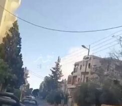 بالفيديوقصف مدفعي عشوائي من قبل عصابات الجولاني الارهابية على بيوت المدنيين في ا…