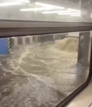 متابعات |بالفيديو أشخاص محاصرون بسبب الفيضانات التي أثرت على محطات المترو في مدي…