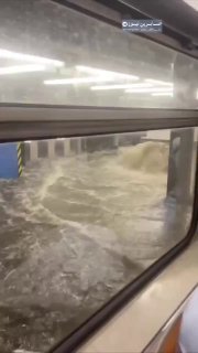 متابعات |بالفيديو أشخاص محاصرون بسبب الفيضانات التي أثرت على محطات المترو في مدي…