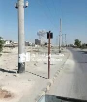 لا تزال اعمدة الدخان تتصاعد من انفجار مستودع ذخيرة في حلب بسوريا  سوريا المحتلة:…