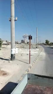 لا تزال اعمدة الدخان تتصاعد من انفجار مستودع ذخيرة في حلب بسوريا  سوريا المحتلة:…