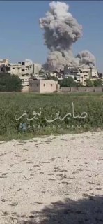 بالفيديو جانب اخر من الانفجار الذي وقع في كتيبة النيرب، واستمرار تصاعد أعمدة الد…