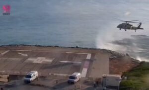 لحظة نقل أحد جنود الاحتلال لمستشفى “رمبام” بعد إصابته بعملية طعن بطولية نفذها ا…