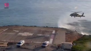 لحظة نقل أحد جنود الاحتلال لمستشفى “رمبام” بعد إصابته بعملية طعن بطولية نفذها ا…