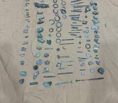 مواطن بصري يسلّم “مفتشية آثار البصرة” 500 قطعة أثرية تعود للعصرين العباسي والعثماني