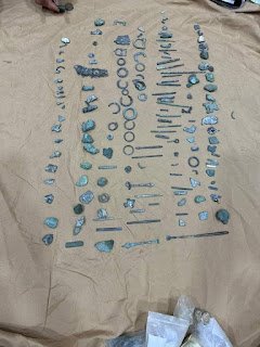 مواطن بصري يسلّم “مفتشية آثار البصرة” 500 قطعة أثرية تعود للعصرين العباسي والعثماني