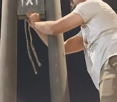 مواطن من ذي قار يتولى ترقيم الأعمدة الكهربائية في طريق الزائرين