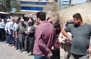 بالفيديو | شاهدطوابير طويلة من موظفي ومتقاعدي الاقليم امام مصارف اربيل لإستلام ر…